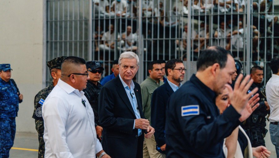 Kast visita la megacárcel de El Salvador previo a reunirse con Bukele: "Las medidas no se copian: se estudian y se adaptan"