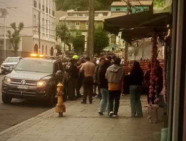 Colapso estructural en edificio de Valparaíso deja a hombre atrapado y con serias lesiones