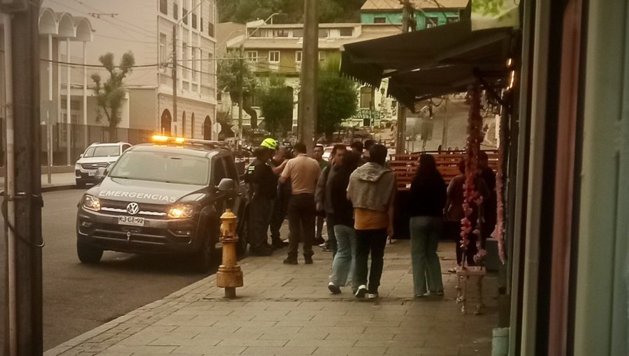 Colapso estructural en edificio de Valparaíso deja a hombre atrapado y con serias lesiones
