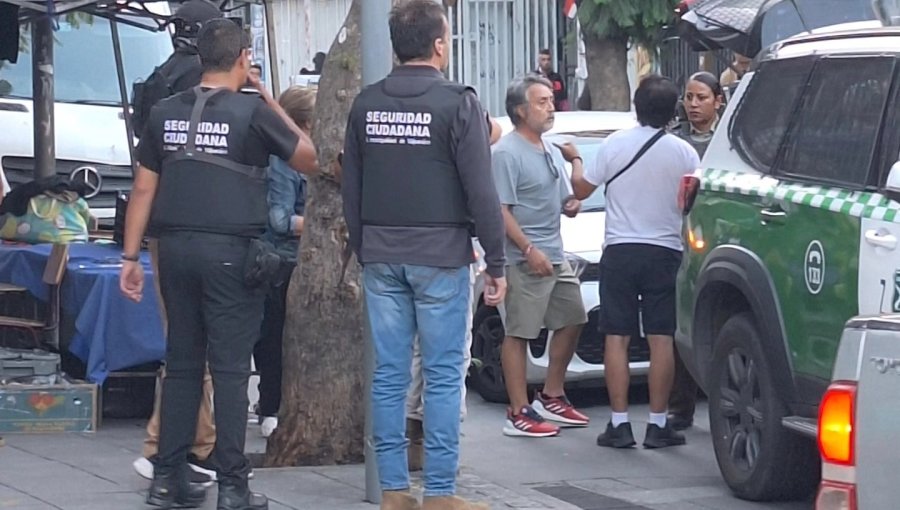 Funcionario municipal termina detenido tras intervenir en captura de ladrón en Valparaíso: lo golpeó con bastón retráctil para reducirlo