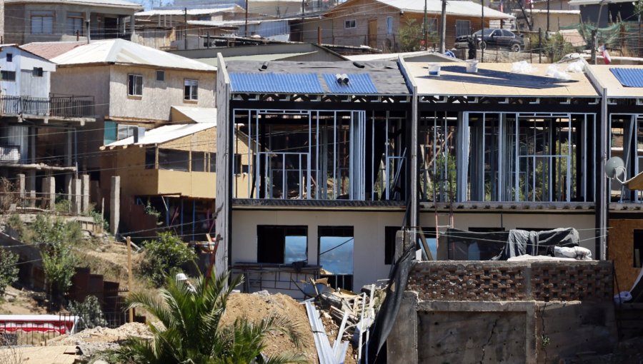 Luces y sombras del Gobierno en Valparaíso: destacan avance habitacional y admiten fallas en reconstrucción, infraestructura y transporte