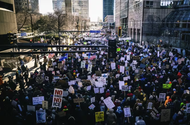 Miles protestan en Minneapolis contra ICE y políticas migratorias del gobierno de Trump