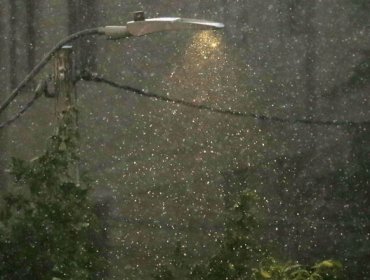 Inusual fenómeno en verano: caída de granizos se registra en varias comunas de la Región Metropolitana