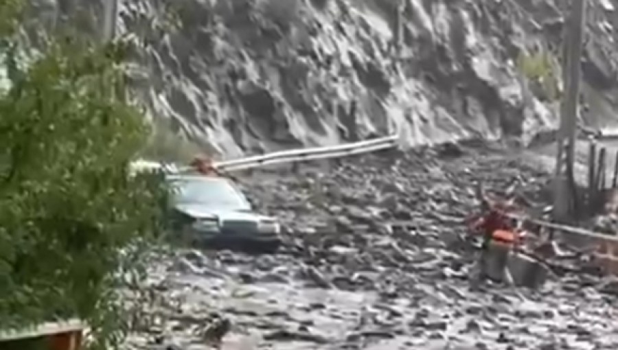 Precipitaciones provocan deslizamiento en Farellones: Bomberos despliega seis unidades