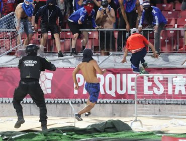 Barristas de la U quedan con prohibición de asistir a estadios tras incidentes en el Nacional