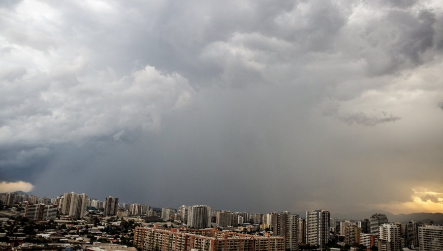 Temporal en Las Condes provoca inundaciones tras desborde de canal en San Carlos de Apoquindo