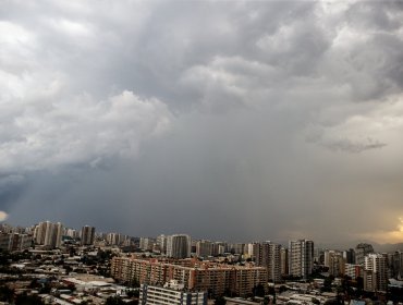 Temporal en Las Condes provoca inundaciones tras desborde de canal en San Carlos de Apoquindo