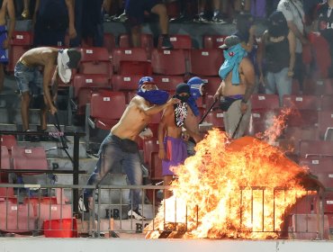 Árbitro consignó bengalas, incendios y desórdenes de barristas de la U en lapidario informe del partido contra A. Italiano