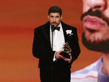 Bad Bunny hace historia en los Grammy y gana Álbum del Año con “Debí tirar más fotos”