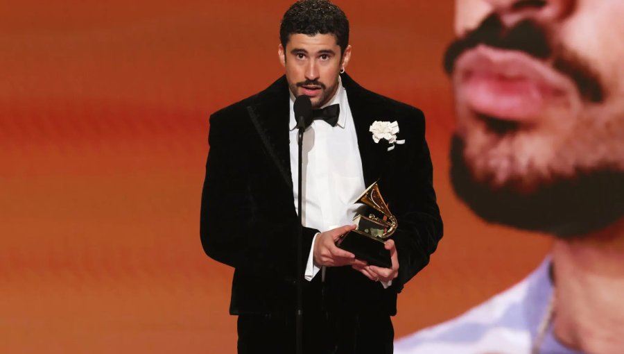 Bad Bunny hace historia en los Grammy y gana Álbum del Año con “Debí tirar más fotos”