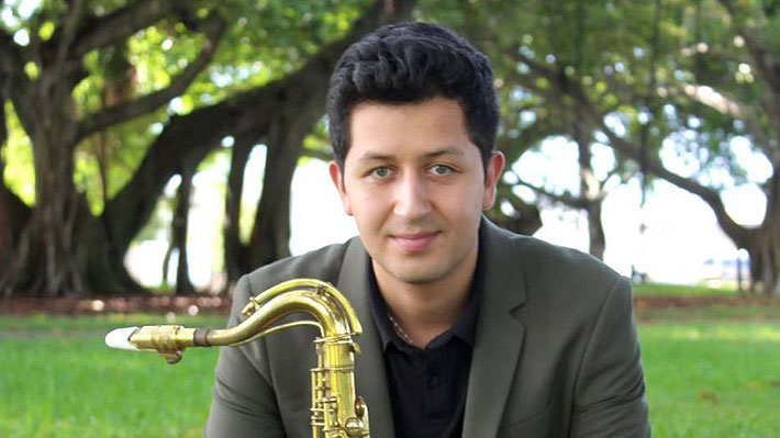 Saxofonista chileno fue detenido por el ICE en EE.UU. y está recluido en Alligator Alcatraz en Florida