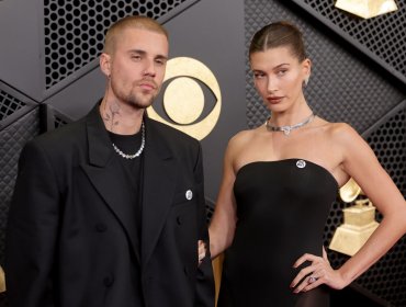 Justin Bieber deslumbra en los Grammys 2026 y muestra misterioso tatuaje en homenaje a su pareja Hailey