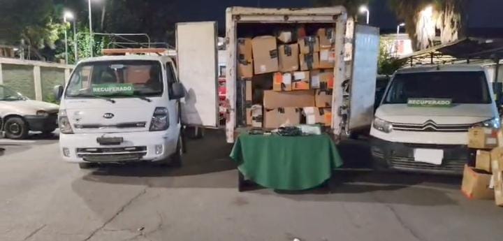 Recuperan camiones robados y detienen a dos sujetos en operativo de Carabineros