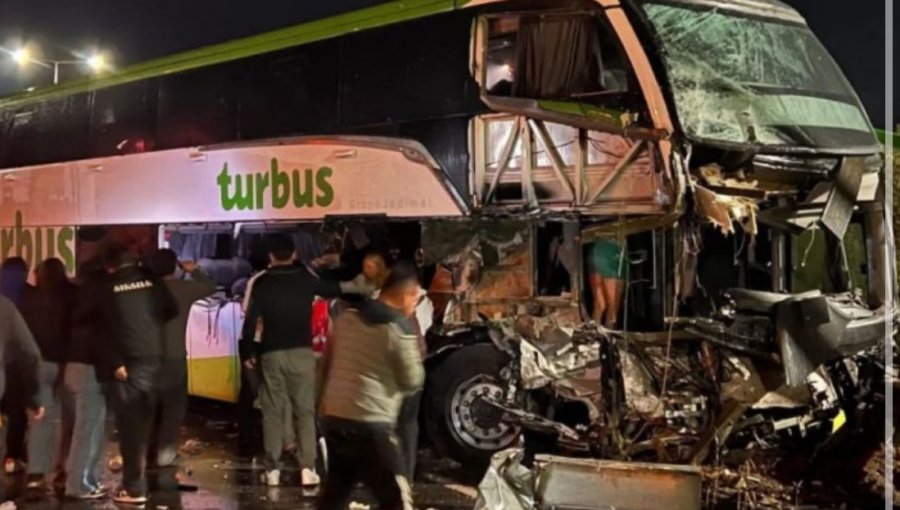 Fatal colisión entre un bus y un camión en La Araucanía deja dos muertos y decenas de heridos