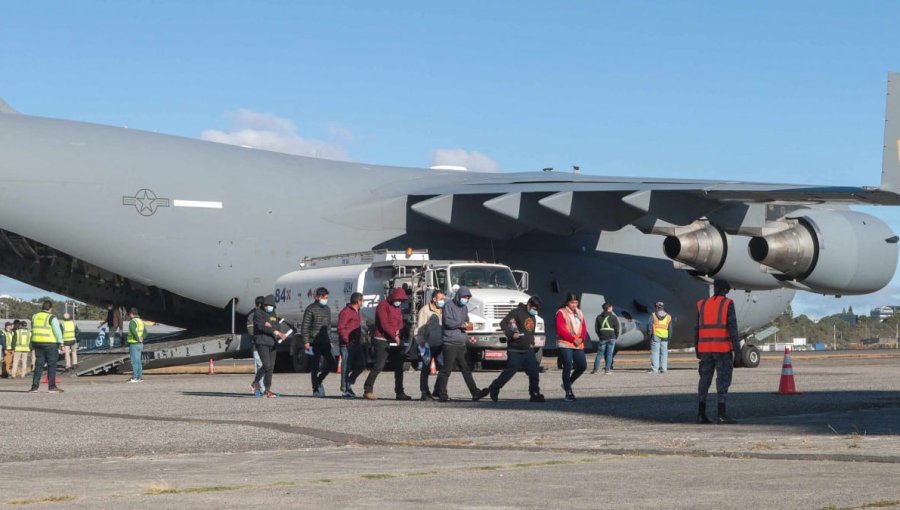 Gobierno anuncia la llegada de 18 chilenos deportados desde Estados Unidos tras operativo coordinado