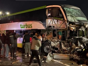 Fatal colisión entre un bus y un camión en La Araucanía deja dos muertos y decenas de heridos