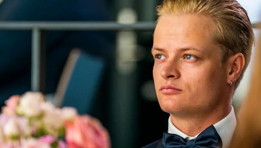Hijo de la princesa de Noruega contiene las lágrimas en su primera comparecencia en su juicio por violación