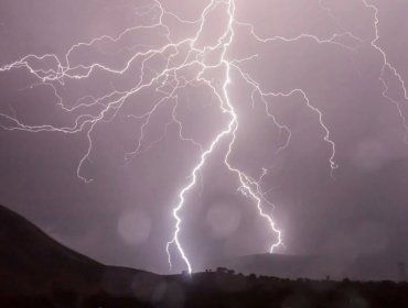 Emiten aviso por probables tormentas eléctricas en las regiones de Arica, Tarapacá y Antofagasta
