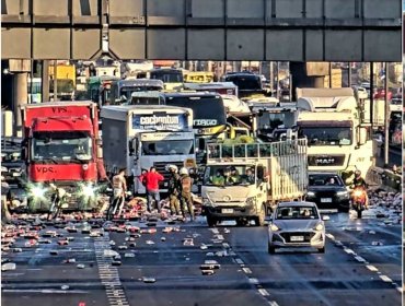 Derrame de bebidas desde un camión genera congestión en la Ruta 5 Norte a la altura de Quilicura