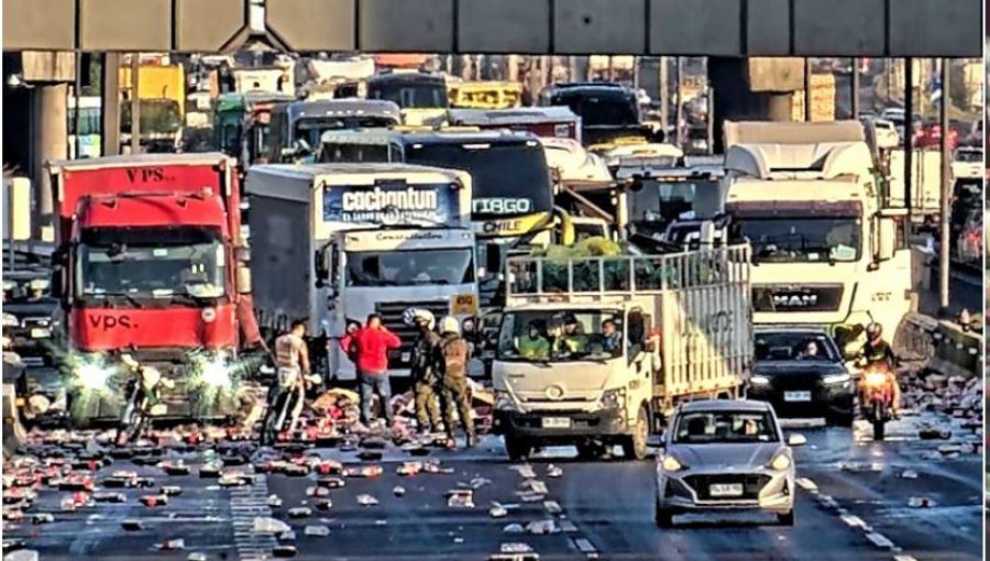 Derrame de bebidas desde un camión genera congestión en la Ruta 5 Norte a la altura de Quilicura