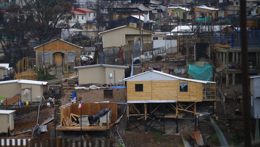 Minvu niega que reconstrucción por megaincendio tenga un 10% de avance como afirmó Poduje: "Dato inexacto que invisibiliza soluciones"