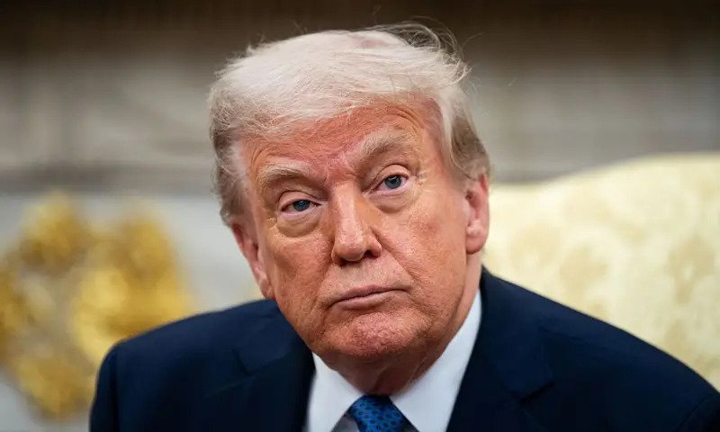 Trump recula y dice que no debería involucrarse en la lucha entre Netflix y Paramount por Warner