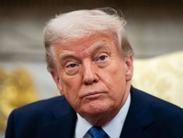 Trump recula y dice que no debería involucrarse en la lucha entre Netflix y Paramount por Warner