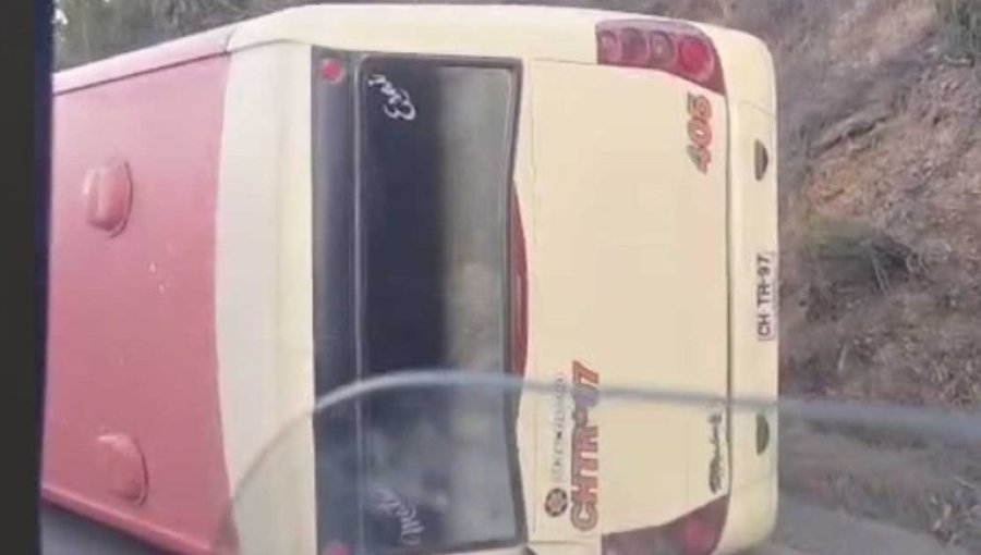 Conductor resultó con lesiones tras volcamiento de microbús en el Camino Internacional en Concón