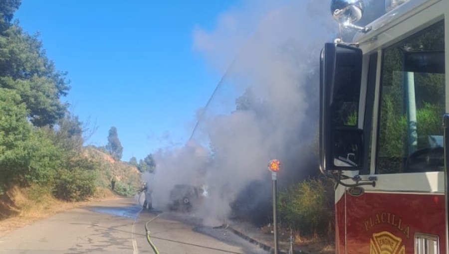Incendio vehicular provoca foco forestal en la Ruta 68 en Valparaíso