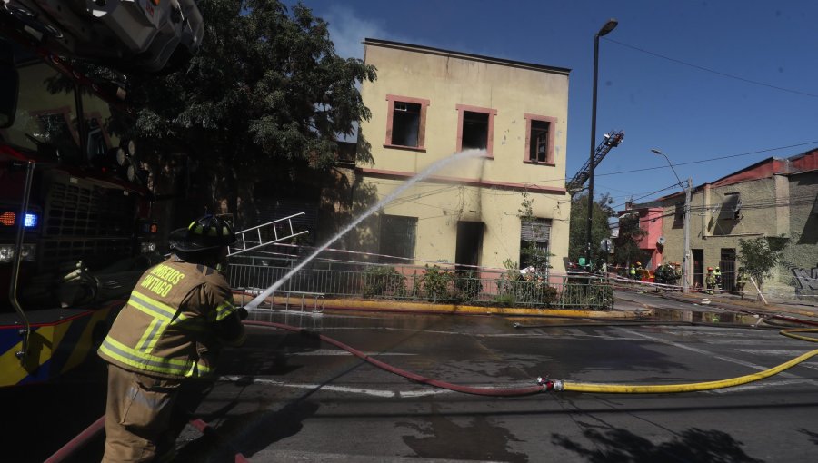 13 compañías trabajan en incendio estructural en el centro de Santiago