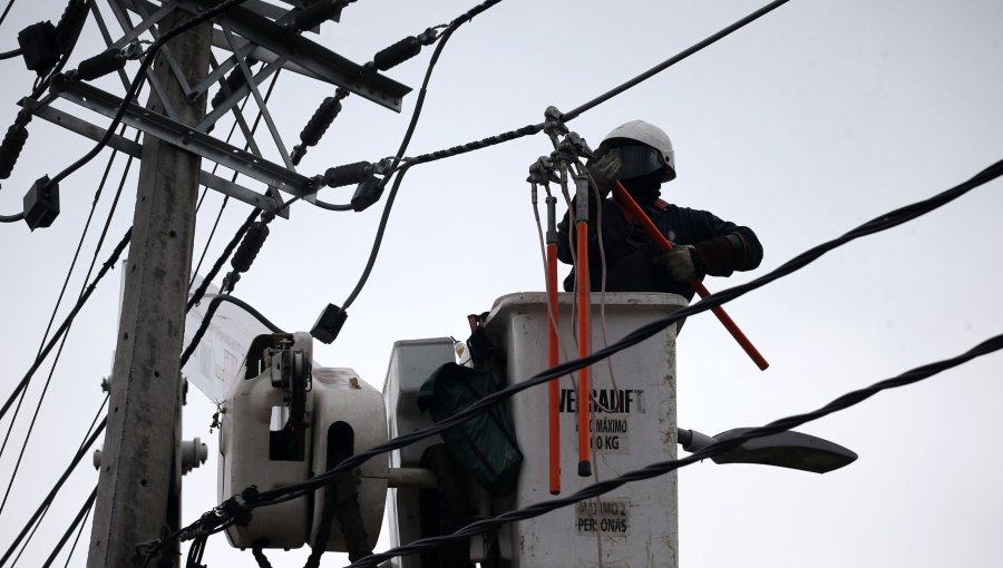 Enel anuncia cortes de luz programados para este sábado en cinco comunas de la Región Metropolitana
