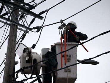 Enel anuncia cortes de luz programados para este sábado en cinco comunas de la Región Metropolitana