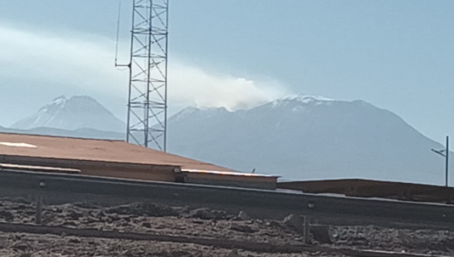 Región de Antofagasta: Volcán Láscar emite fumarola de 1.100 metros y permanece en alerta verde