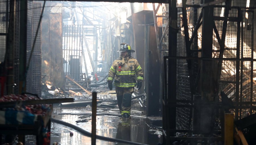 Región Metropolitana: Entre 60 y 70 locales resultaron siniestrados tras el incendio en La Vega