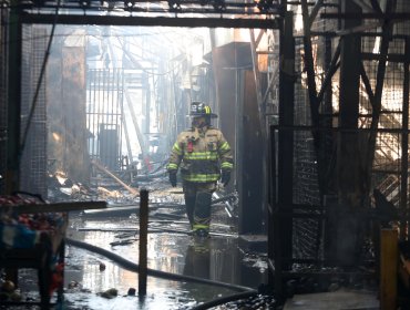 Región Metropolitana: Entre 60 y 70 locales resultaron siniestrados tras el incendio en La Vega
