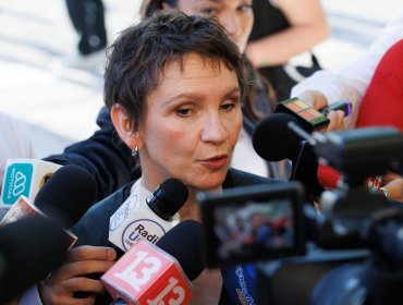 Carolina Tohá insta a legalizar a 180 mil migrantes empadronados antes de llegada de Kast