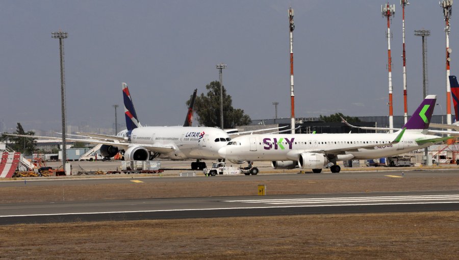 Descartan presencia de explosivos en Aeropuerto de Santiago: avión tuvo que ser evacuado y la PDI detuvo a un pasajero