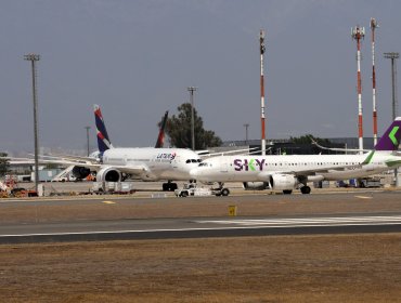 Descartan presencia de explosivos en Aeropuerto de Santiago: avión tuvo que ser evacuado y la PDI detuvo a un pasajero