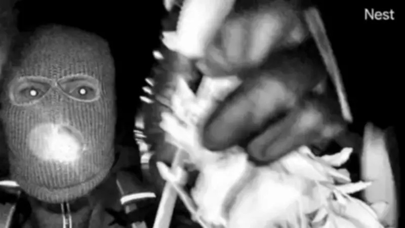 FBI publica imágenes de una persona enmascarada en la casa de la madre de presentadora de la NBC que sigue desaparecida