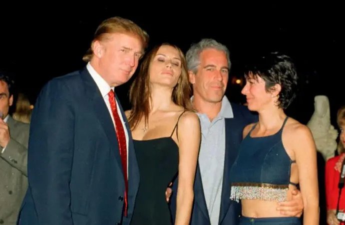 Exjefe de policía de Palm Beach aseguró que Trump le dijo en 2006 que "todo el mundo" conocía la conducta de Epstein