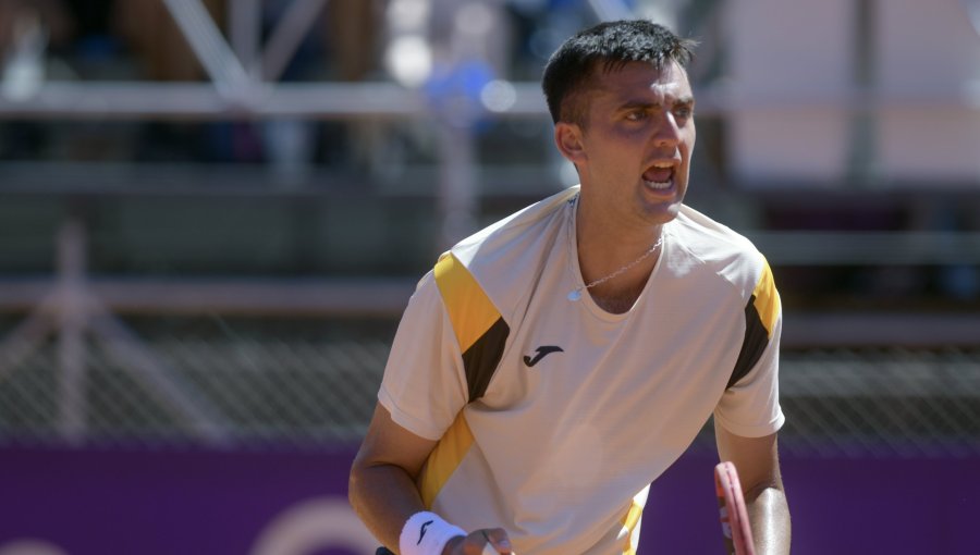 Tomás Barrios salvó tres match points y ganó por retiro de su rival en su debut en el ATP de Buenos Aires