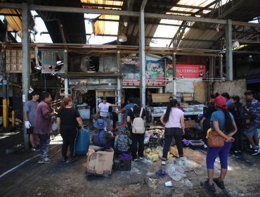 Gobierno coordina apoyos tras incendio en locales de La Vega Central y descarta impacto en precios