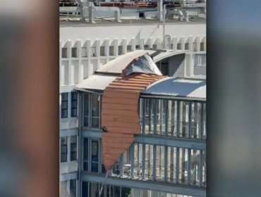 Fuerte viento provocó el desprendimiento de parte de la techumbre del Hospital Carlos Van Buren de Valparaíso