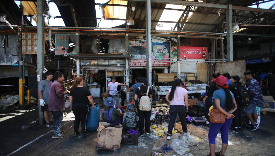 Gobierno coordina apoyos tras incendio en locales de La Vega Central y descarta impacto en precios