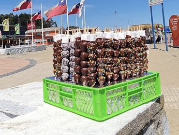 "No se derriten": Alerta tras fiscalización de frutillas con cobertura de "chocolate" que se vendían en El Tabo