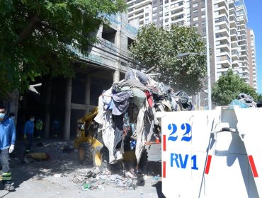 Retiran cinco bateas y seis camiones de basura desde edificio abandonado en Viña del Mar