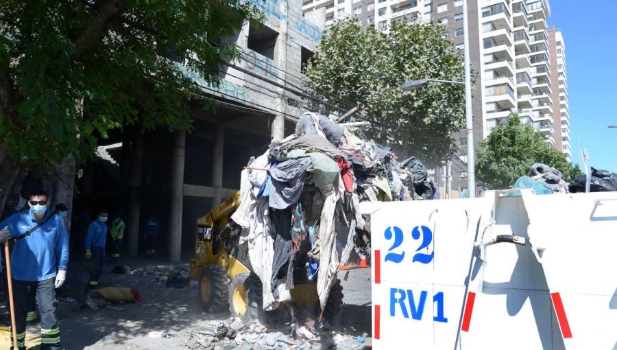 Retiran cinco bateas y seis camiones de basura desde edificio abandonado en Viña del Mar