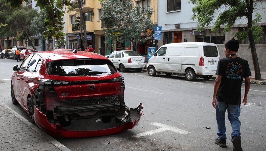 Robo de camión a pasos de La Moneda termina con choques y delincuente retenido por civiles