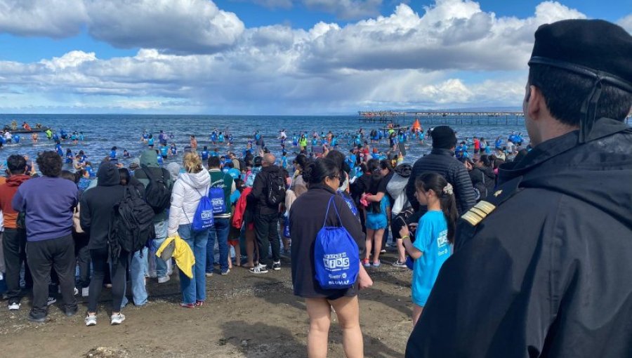Mil personas desafiaron el frío en la “Chapuzón Kids” en el Estrecho de Magallanes