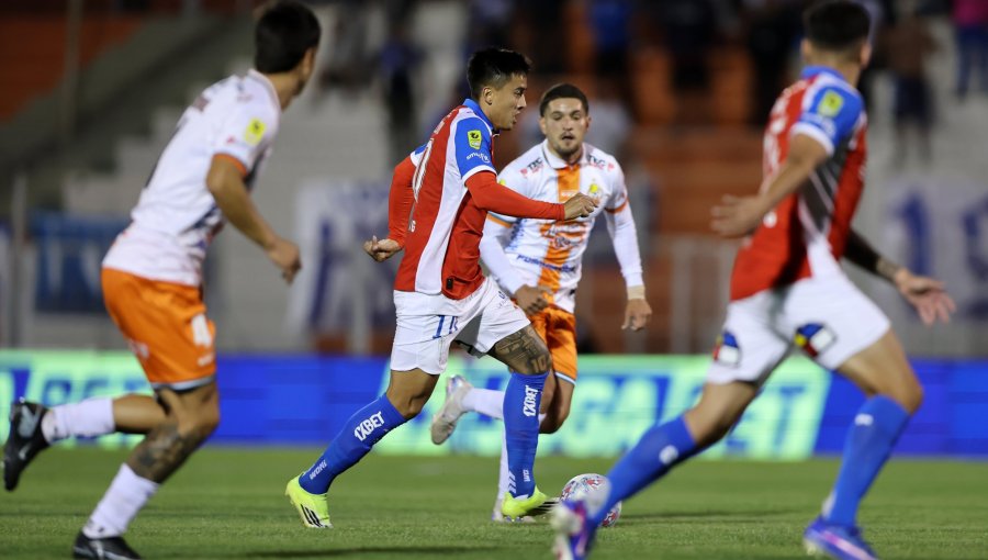 Cobresal se impone en El Salvador y frena a Universidad Católica